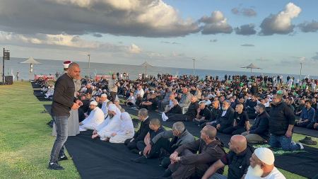 أهالي يافا يؤدون صلاة عيد الفطر السعيد في العراء